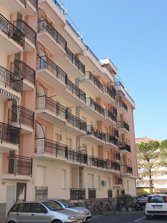 Apartamento Albenga Sul Mare Famiglie Ed Amici Fino 10 Posti Exterior foto